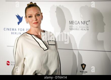 Berlin, Allemagne. 10 fév, 2014. L'actrice Uma Thurman arrive pour le gala de cinéma pour la paix pendant le 64e Festival du Film de Berlin à Berlin, Allemagne, 10 février 2014. La cérémonie de remise des prix et du gala aura lieu chaque année dans le cadre de la Berlinale. Photo : DANIEL NAUPOLD/DPA/Alamy Live News Banque D'Images