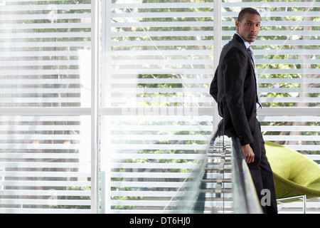 Portrait of Mid adult businessman sur balcon bureau Banque D'Images