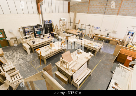 L'homme travaillant dans l'atelier de menuiserie / menuiserie Banque D'Images