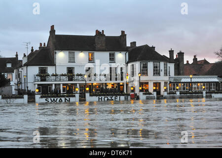 Egham, Surrey, UK. 10 février 2014. Propriétés riveraines sont en danger, la Tamise est gonflé et très haut et rapide à Staines, et à partir d'inondation. Crédit : Matthieu Chattle/Alamy Live News Banque D'Images