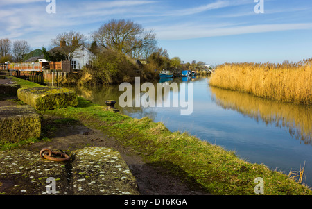 Vue de la rivière au confluent avec la coque beck (canal) sur un beau matin d'hiver à Beverley, Yorkshire, UK. Banque D'Images