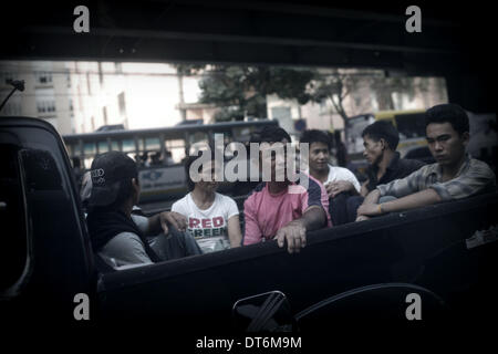 Pathumwan, Bangkok, Thaïlande. 10 fév, 2014. Les agriculteurs des différentes régions de Thaïlande arrivant à Bangkok pour rejoindre des manifestations contre le gouvernement d'exiger le paiement de leurs stocks de riz.Cela vient après que 500 agriculteurs protester contre le bureau du secrétaire permanent de la défense à Bangkok le lundi pour exiger une réponse claire sur le moment où ils seront payés pour le riz sont engagés. © Rohan Radheya/ZUMA/ZUMAPRESS.com/Alamy fil Live News Banque D'Images