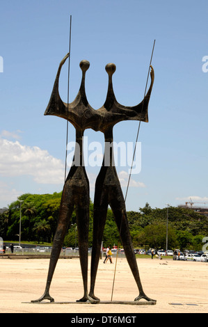La sculpture en bronze conçue par Bruno Giorgi nom, d OS Candangos (les guerriers) est un mémorial pour les ouvriers qui ont construit Brasilia Banque D'Images