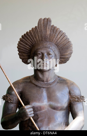 Une sculpture en bois d'un des Indiens de l'amazone à l'entrée principale du mémorial pour les peuples autochtones du Brésil à Brasilia Banque D'Images