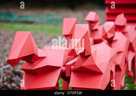 Vue générale de Le Carrosse (chariot rouge) sculpture de Xavier Veilhan à Waddesdon Manor dans le Buckinghamshire Banque D'Images