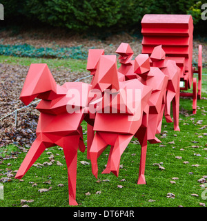 Vue générale de Le Carrosse (chariot rouge) sculpture de Xavier Veilhan à Waddesdon Manor dans le Buckinghamshire Banque D'Images