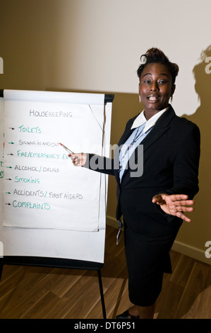 Femme Afro Antillais d'effectuer une formation dans un bureau Banque D'Images