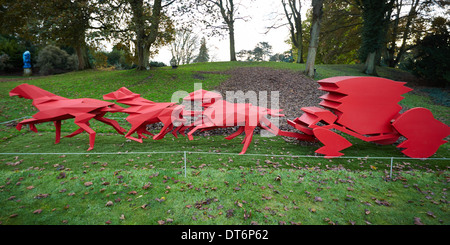 Vue générale de Le Carrosse (chariot rouge) sculpture de Xavier Veilhan à Waddesdon Manor dans le Buckinghamshire Banque D'Images