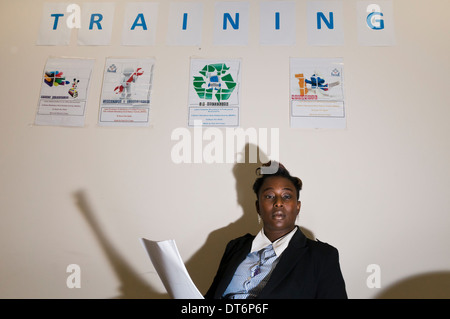 Femme Afro Antillais d'effectuer une formation dans un bureau Banque D'Images