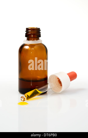 Compte-gouttes et la bouteille sur le fond blanc - la médecine ou de la science concept. Banque D'Images