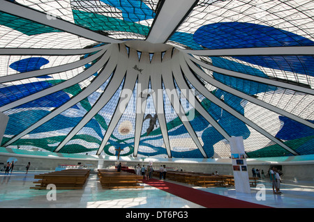 Intérieur avec des figures Angel suspendues dans la chapelle du sous-sol de La cathédrale métropolitaine de Brasilia de notre-Dame d'Aparecida (Cathédrale de Brasilia) Banque D'Images