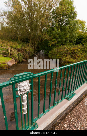 Pont pied sur rover / ford avec garde-corps en fonte ouvragée Banque D'Images