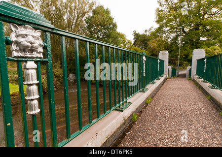 Pont pied sur rover / ford avec garde-corps en fonte ouvragée Banque D'Images