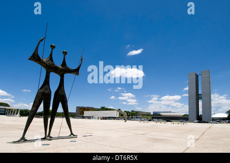 Sculpture de bronze nommé Os Candangos (Les Guerriers) est un mémorial pour les travailleurs qui ont construit Brasilia au Brésil. Banque D'Images