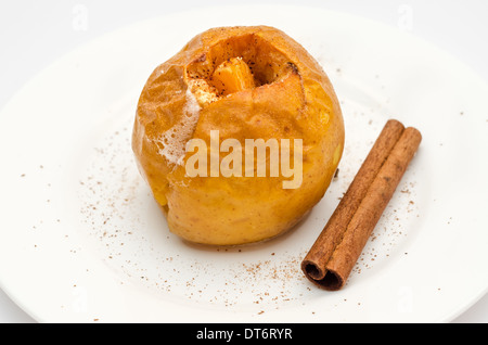 Pomme au four sur la plaque et le bâton de cannelle. Banque D'Images