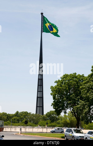 Le drapeau national du Brésil près de trois carrés d'alimentation à Brasilia, Brésil. Banque D'Images