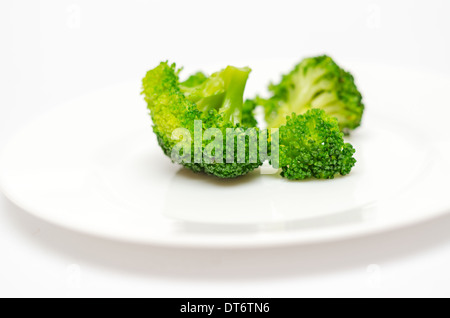 Alimentation saine. Le Brocoli bouilli sur plaque blanche. Banque D'Images