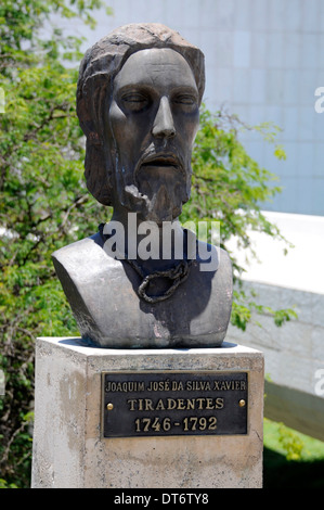 Un buste de Joaquim José da Silva Xavier, connu sous le nom de Tiradentes sur trois carrés de puissance à Brasilia, Brésil. Banque D'Images
