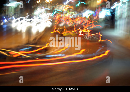 Excès de voitures sur l'autoroute à la circulation dans la nuit. Motion Blur. Banque D'Images