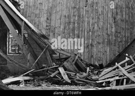 Mur en bois toit effondré et fenêtre cassée dans la maison abandonnée de l'intérieur. Banque D'Images