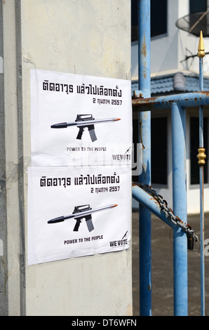 Bangkok Thaïlande affiche à proximité de protestation des garde-corps avec des chaînes, Bangkok, Thaïlande, 2014 Banque D'Images