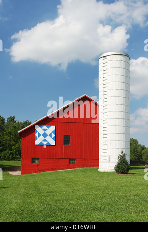 Grange rouge peint blanc Silo.patch quilt emblème sur le côté de la grange. Phillips Park, Savannah, Dayton, Ohio, USA. Banque D'Images
