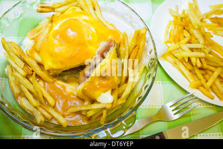 Fancesinha, traditionnel sandwich fait à Porto, Portugal. Banque D'Images