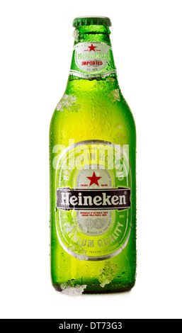 Une bouteille de bière Heineken froide avec la condensation et de la glace sur la région de Banque D'Images