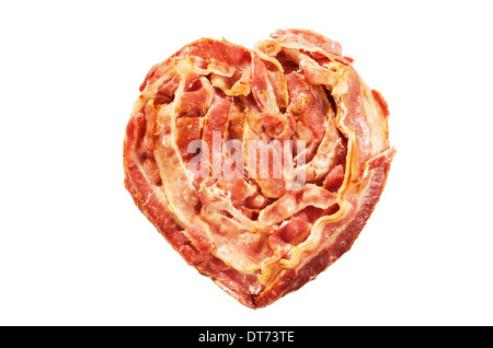 Bacon cuit forme de coeur isolé sur fond blanc Banque D'Images