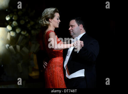 La chanteuse d'opéra britannique Paul Potts, directeur de l'Opéra danse avec Zuzana Vinzensova durant le bal à l'opéra dans le bâtiment d'état d'opéra du Théâtre National de Prague, en République tchèque le 8 février 2014 . Il est l'acteur principal de la balle qui aura lieu traditionnellement . (Photo/CTK Katerina Sulova) Banque D'Images