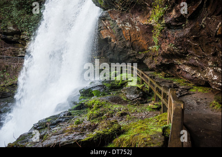 Un sentier de randonnée serpente derrière une cascade rugissante appelée Dry Falls dans les gorges de Cullasaga entre Franklin et Highlands, en Caroline du Nord. (ÉTATS-UNIS) Banque D'Images
