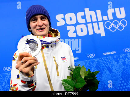 Sochi, Russie. 10 fév, 2014. Deuxième République Tchèque Martina Sablikova placé la patineuse pose avec sa médaille aux Jeux Olympiques d'hiver de 2014 à Sotchi, Russie, le 10 février 2014. Photo : CTK/Vondrous Romain Photo/Alamy Live News Banque D'Images