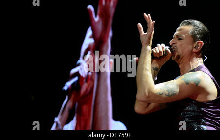 Prague, République tchèque. 10 février 2014. Le chanteur de Depeche Mode Dave Gahan effectue lors d'un concert à Prague, en République tchèque, le 10 février 2013. (Photo/CTK Michal Kamaryt/Alamy Live News) Banque D'Images