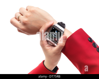 Femme répondre à un appel téléphonique avec Samsung Galaxy smartphone pignon isolé sur fond blanc Banque D'Images