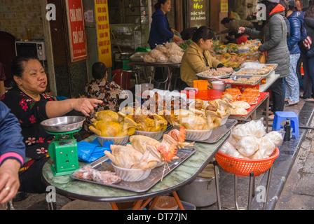 En préparation de la volaille et a vendu à un marché de rue j'Hanoi, Vietnam. Banque D'Images