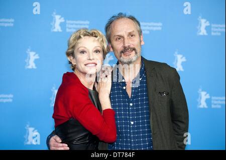 Berlin, Allemagne. 10 fév, 2014. L'actrice française Caroline Silhol (L) et l'acteur français Hippolyte Girardot posent à un photocall pour le film "Aimer, boire et chanter" (Vie de Riley), présenté au Berlinale Compétition du 64ème Festival International du Film de Berlin à Berlin, le 10 février 2014. La 64e Berlinale, le premier grand festival du film européen de l'année, avec 24 productions internationales, le dépistage dans la vitrine principale se déroule jusqu'au 16 février 2014. © Goncalo Silva/NurPhoto ZUMAPRESS.com/Alamy/Live News Banque D'Images