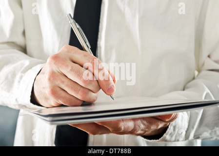 Businessman la rédaction de notes ou de signer le document. Close up image avec focus sélectif. Situation de l'entreprise. Banque D'Images