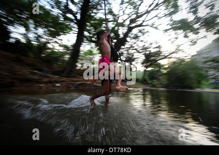 Kuala Lumpur, Malaisie. 10 fév, 2014. Deux enfants malais éthique joue à une rivière dans la campagne au nord de Kuala Lumpur, Malaisie, le lundi 10 février 2014. Les enfants dans les villages cools eux-mêmes dans le fleuve pendant la saison sèche annuelle. © Joshua Paul/NurPhoto ZUMAPRESS.com/Alamy/Live News Banque D'Images