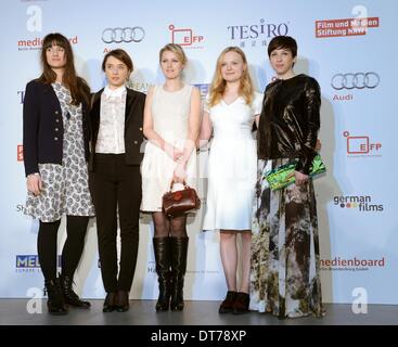 Berlin, Allemagne. 09Th Feb 2014. (L-R) Danica Curcic (Danemark), Cosmina Stratan (Roumanie), Edda Magnason (Suède), Maria Dragus (Allemagne) et Miriam Karlkvist (Italie) poser pour les caméras dans l'hôtel de Rome à venir du "shooting stars" 2014 Cérémonie de remise des prix au 64e Festival du Film de Berlin à Berlin, Allemagne, 09 février 2014. La Berlinale se déroule du 06 au 16 février 2014. Photo : BRITTA PEDERSEN/dpa/Alamy Live News Banque D'Images