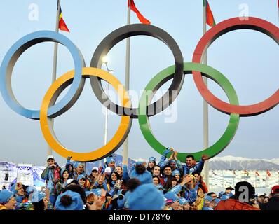 Sochi, Russie. 7 Février, 2014. Le Parc olympique, Sotchi, Russie.Cérémonie d Ouverture des Jeux Olympiques d'hiver de Sotchi 2014 .Les bénévoles cheer en face des anneaux olympiques avant la cérémonie d'Ouverture © Dagmar Kielhorn/NurPhoto ZUMAPRESS.com/Alamy/Live News Banque D'Images