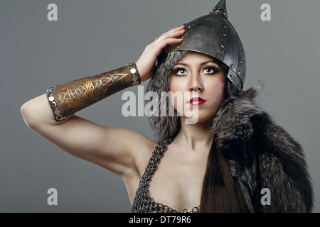 Charmante fille avec armure historique tourné en studio Banque D'Images