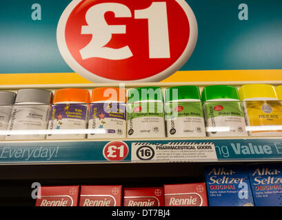 La propre marque de Poundland des suppléments de vitamine. Poundland store, UK Banque D'Images