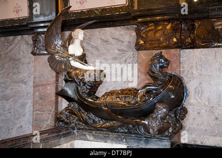 Période Art nouveau statue / sculpture in : Arts & Crafts Lloyds Register / Greffe de bâtiment d'expédition, 71 rue Fenchurch London UK Banque D'Images