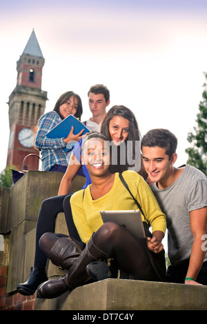 Les étudiants de l'Université de Birmingham, avec l Joseph Chamberlain Memorial Clock Tower UK Banque D'Images