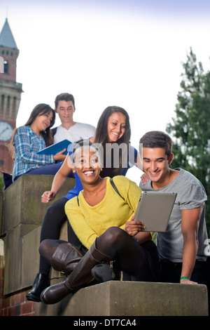 Les étudiants de l'Université de Birmingham, avec l Joseph Chamberlain Memorial Clock Tower UK Banque D'Images