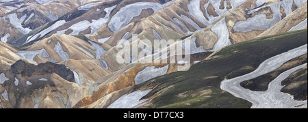 Landmannalaugar Islande Montagnes montagnes de rhyolite et de vastes champs de lave vue aérienne Banque D'Images