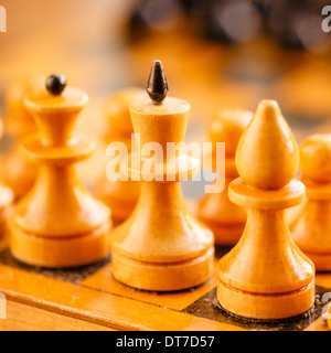 Debout sur des échecs échiquier en bois ancien Banque D'Images