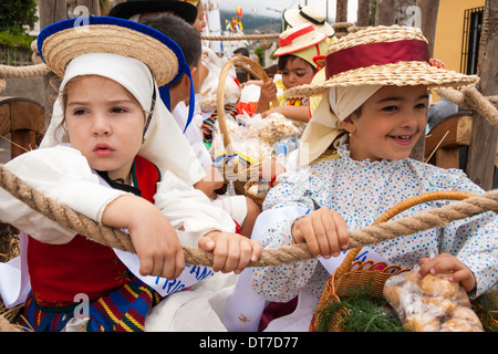 Les enfants en costume traditionnel de Fiesta del Pino in Firgas, Gran Canaria, Îles Canaries, Espagne Banque D'Images