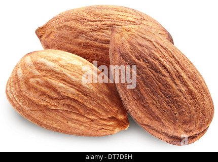 Amandes isolé sur fond blanc. Image avec netteté maximale. Chemin de détourage. Banque D'Images