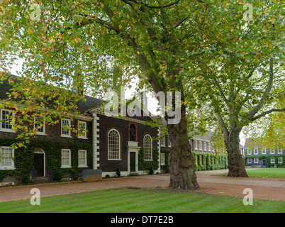 Le Musée Geffrye, de l'accueil en automne montrant l'extérieur du bâtiment et le jardin de devant Banque D'Images